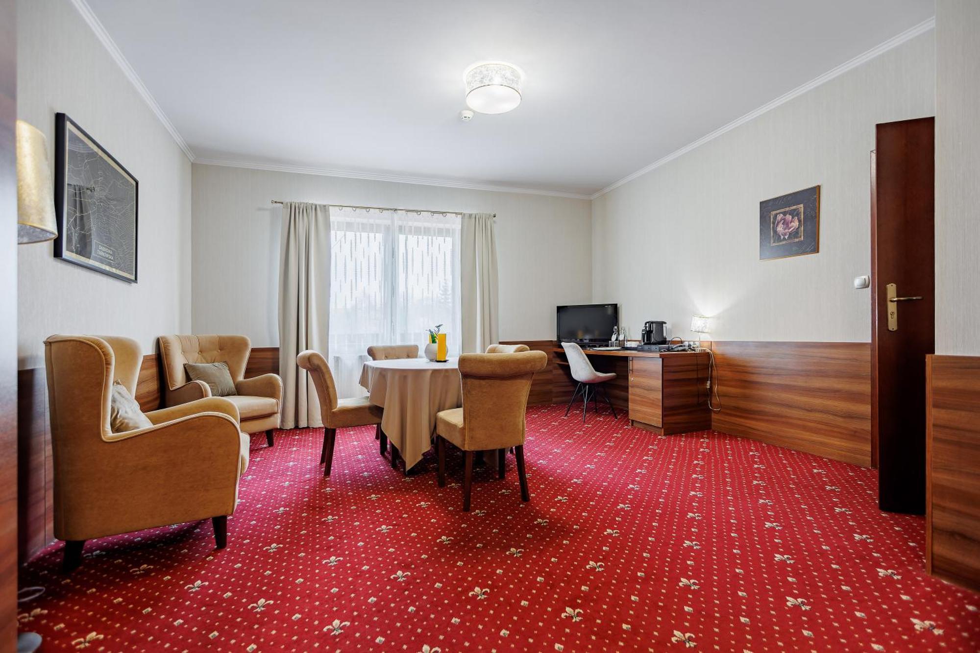 Hotel Cristal Park Dąbrowa Tarnowska Exterior foto